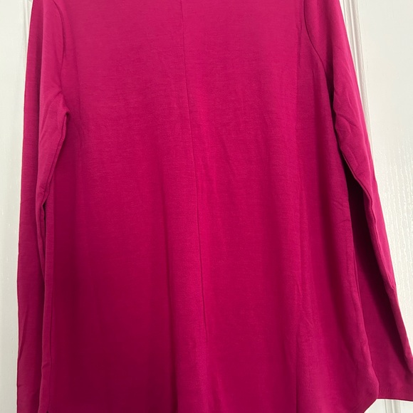 Zenana V-Neck Leo Pocket Top Magenta NWOT Size Large LS - Picture 3 of 4